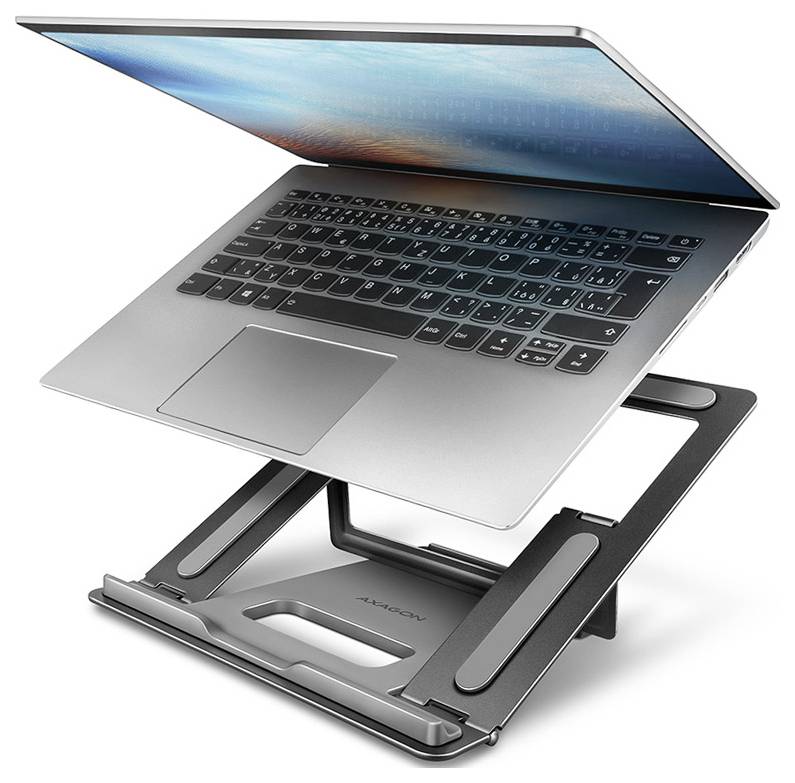 Otvorite prijenosno računalo na prilagodljivom metalnom postolju, postavljenom pod kutom za ergonomski gledanje i pisanje.