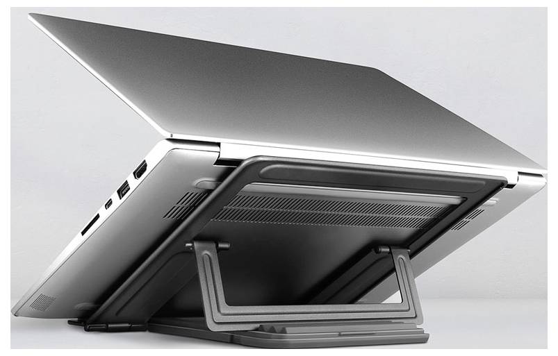 Laptop računalo otvoreno prikazano pod kutom, s ekranom presavijenim preko tipkovnice i vidljivim otvorima za ventilaciju baze.