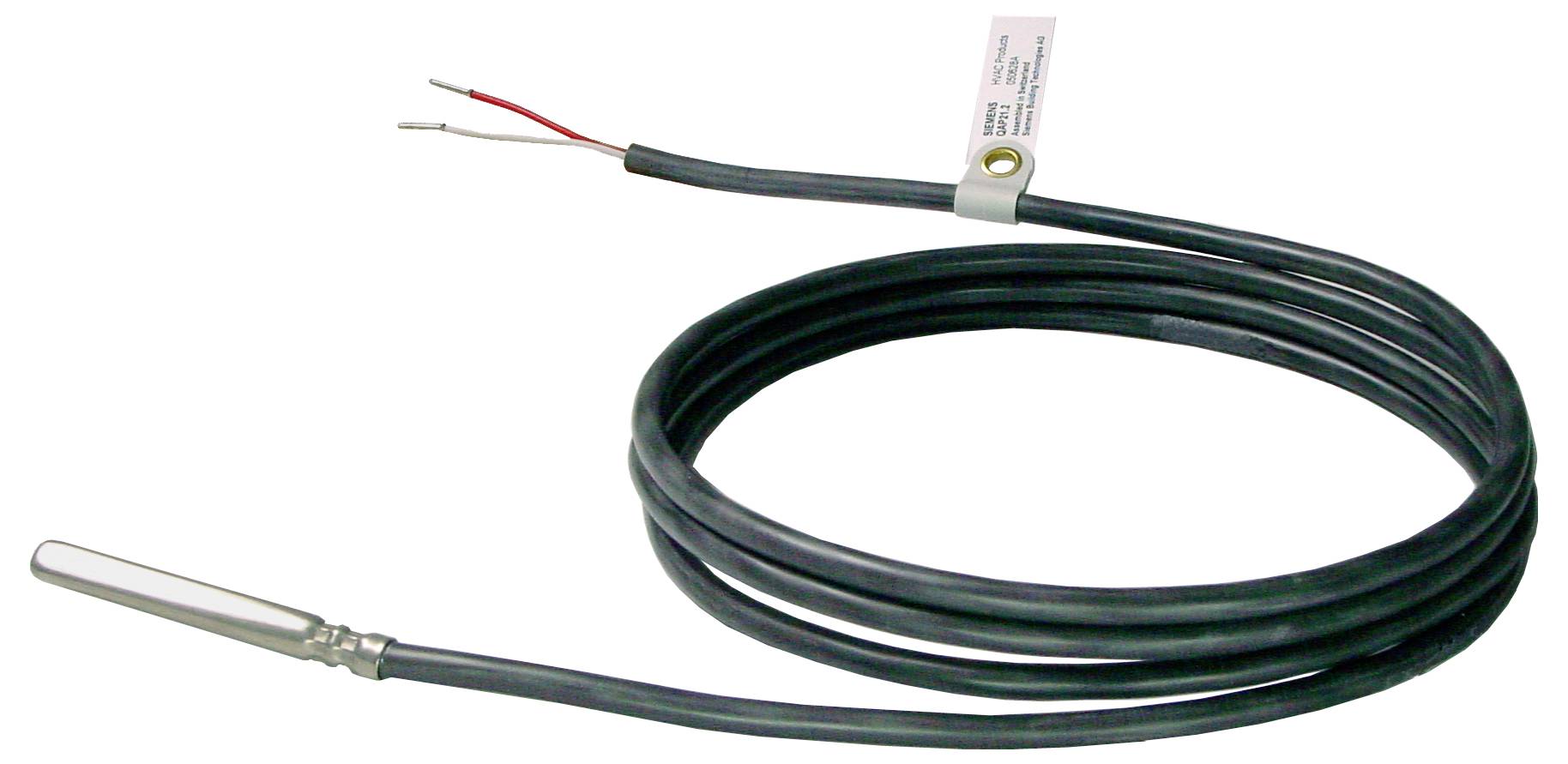 Namotani crni kabel s metalnom sondom za mjerenje temperature na jednom kraju i oguljenim žičanim vodičima na drugom kraju, prikazan na bijelog pozadina.