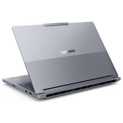 Zatvoreni sivi Lenovo prijenosni kompjutor prikazan iz kuta od straga-lijevo na bijeloj pozadini.