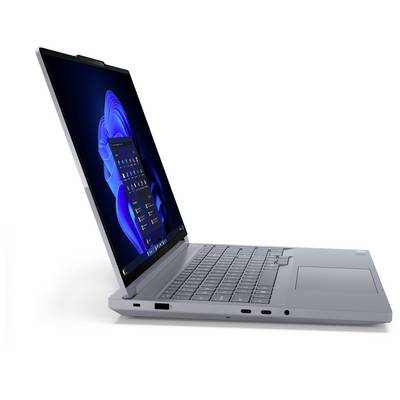 Srebrni prijenosnik prikazan otvoren pod kutom s prikazanom plavom Windows radnom površinom na zaslonu.
