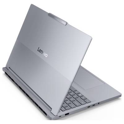 Srebrni Lenovo prijenosnik djelomično otvoren u pogledu s poleđine u tri-četvrtin pozicije, pokazujući tipkovnicu i dodirnu ploču.