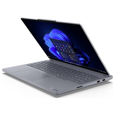 Srebrni prijenosnik otvoren pod kutom, prikazujući Windows 11 radnu površinu na zaslonu i punu tipkovnicu s velikom dodirnom površinom.