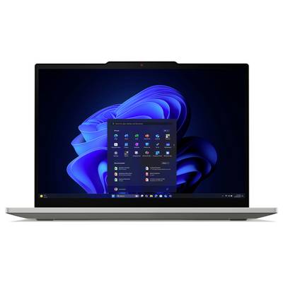 Prijenosno računalo s prikazanim Windows 11 radnom stolom s otvorenim Start izbornicima preko plave apstraktne pozadine.