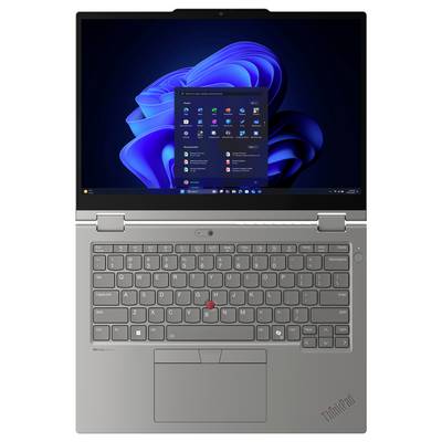 Srebrni ThinkPad prijenosnik s otvorenim sustavom Windows 11 na zaslonu, prikazujući centrizirani Start izbornik preko plave spiralne pozadine.