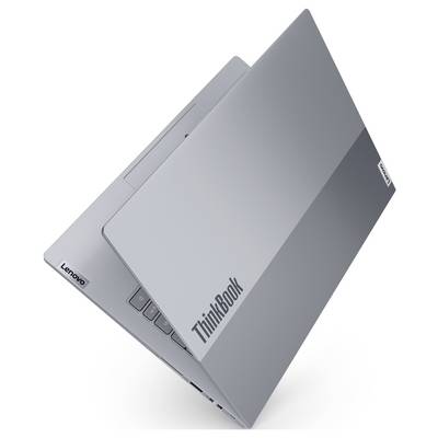 Srebrni Lenovo ThinkBook prijenosnik prikazan zatvorenim pod kutom na bijeloj pozadini, s vidljivim brendiranjem ThinkBook i Lenovo.