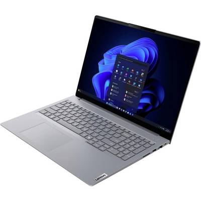 Srebrni Lenovo laptop otvoren s prikazanim izborником Start sustava Windows 11 na ekranu.