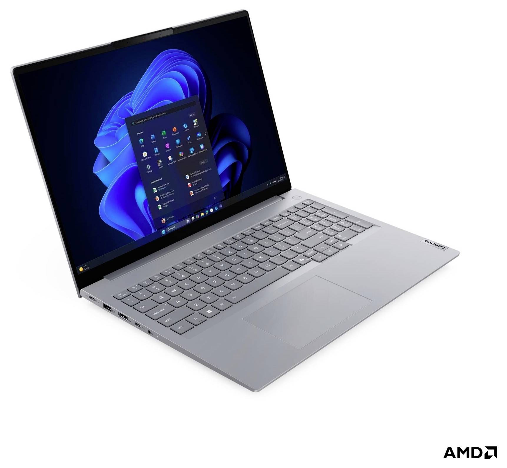 Srebrni Lenovo laptop na bijeloj pozadini, otvoren s vidljivim Windows 11 Start izbornicima na ekranu i AMD logotipom u kotu.