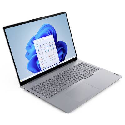 Srebrni Lenovo laptop otvoren pod kutom, prikazujući Windows 11 radnu površinu i Start izbornik na zaslonu.