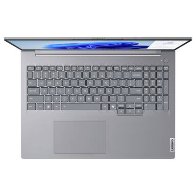 Pogled odozgo na sivi Lenovo laptop sa otvorenim ekranom, koji prikazuje tipkovnicu, touchpad i dugme za uključivanje.