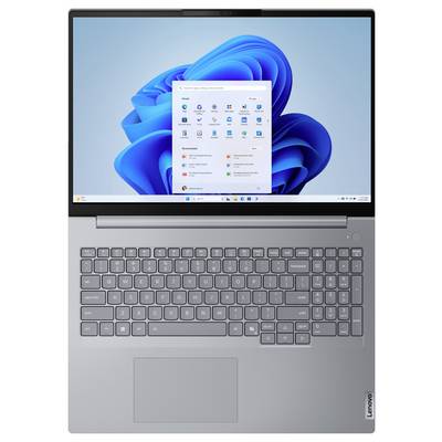 Srebrni Lenovo laptop otvoren s Windows 11 radnom površinom i Start izbornikom na ekranu, prikazujući tipkovnicu i touchpad.