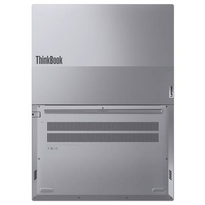 Pogled sa leđa srebrnog Lenovo ThinkBook laptop-a sa vidljivim logotipom 'ThinkBook' i ventilacijskim rešetkama.