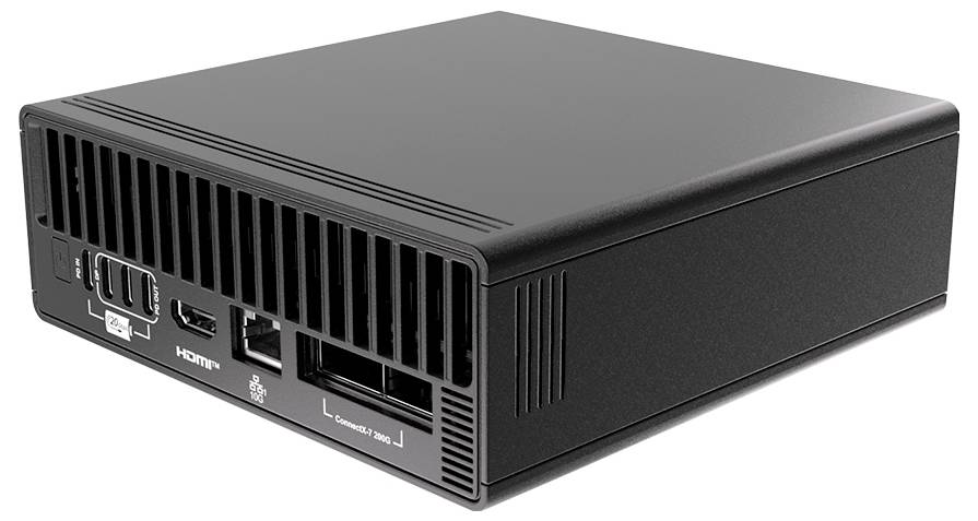 Kompaktan crni stolni računal ili mini PC prikazan pod kutom s prednjim otvorima za ventilaciju i HDMI i USB priključcima