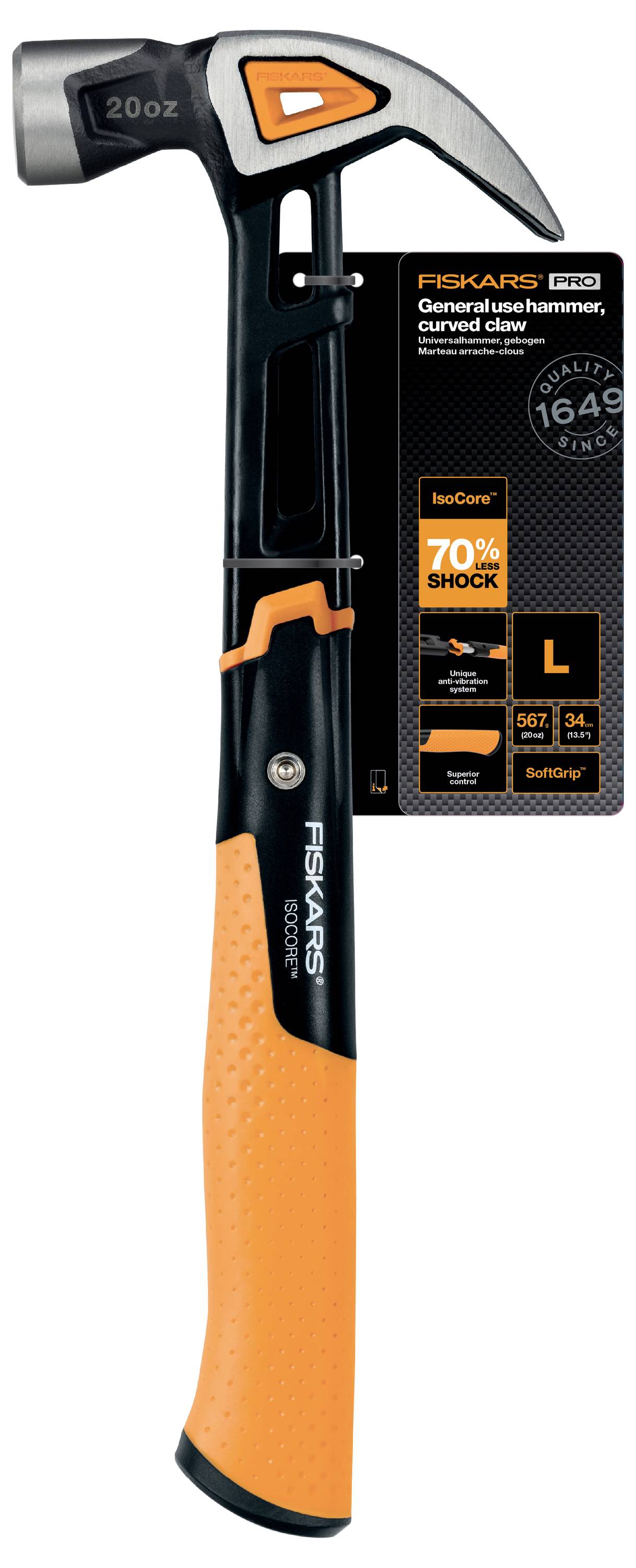 Fiskars Pro opće namjenske čekić s zakrivljenim čavlom, crnom i narančastom ručkom, prikazan na pakiranju proizvoda.
