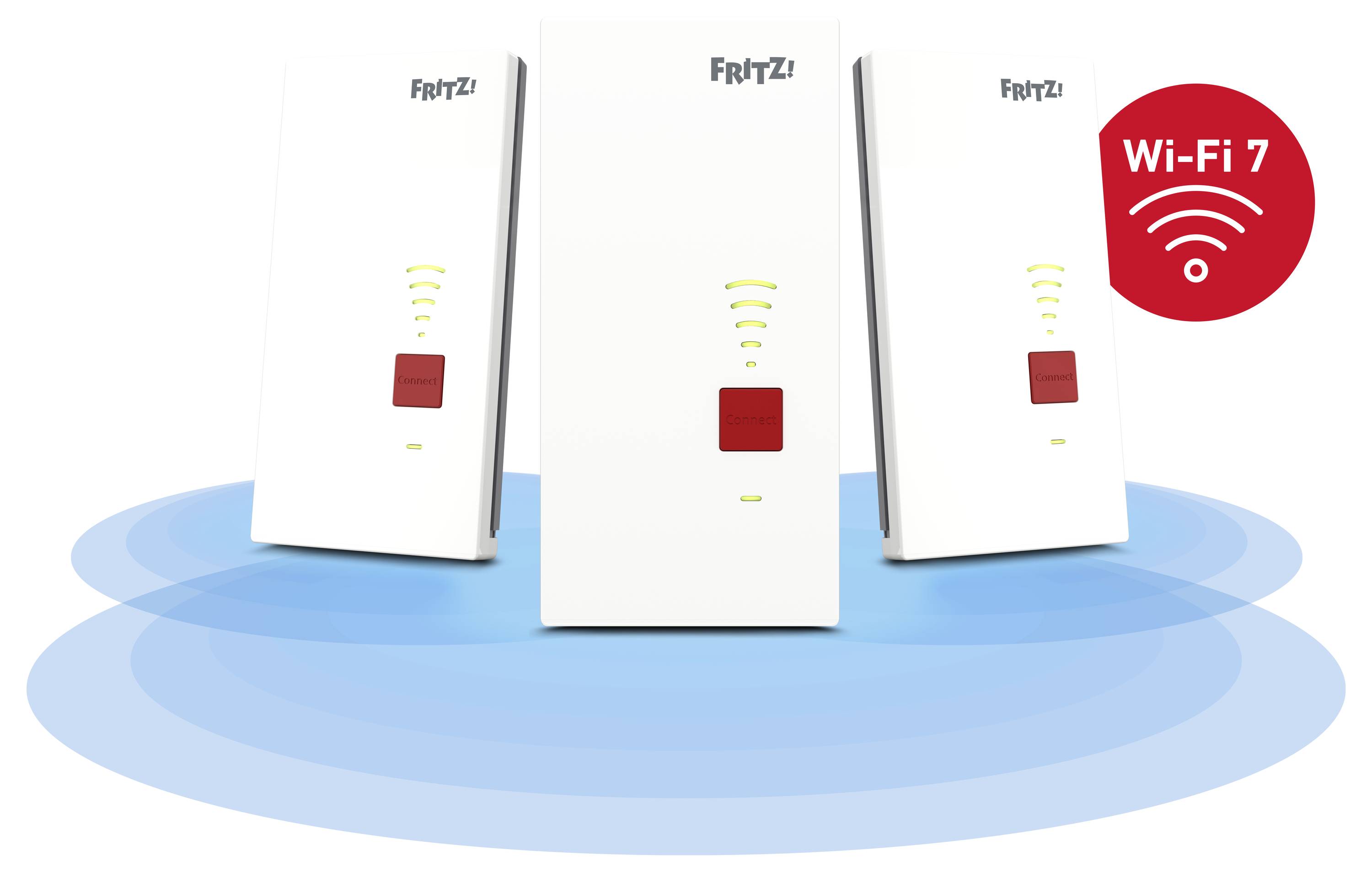 Tri FRITZ! Wi‑Fi rutera na plavom signalnom valu s crvenom zastavom "Wi‑Fi 7" u gornjem desnom kutu.