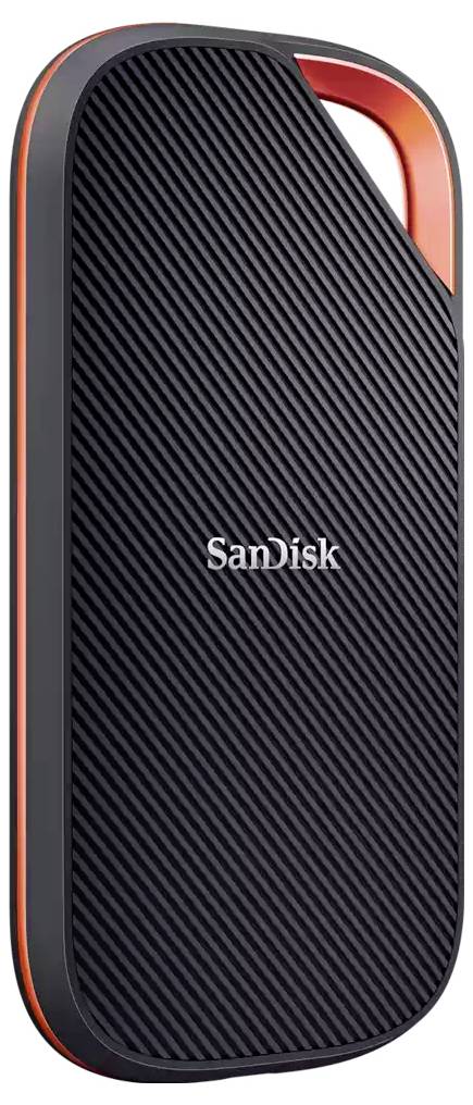 SanDisk eksterni SSD pogon s crnim tekstuiranim kućištem i narančasto-crvenim rubnim ojačanjem, prikazan iz prednje perspektive na bijeloj pozadini.