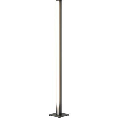 Visoka vitka moderna podna lampa s uskim okomitim светlosnim trakom na kvadratnoj podlozi, prikazana na bijeloj pozadini.