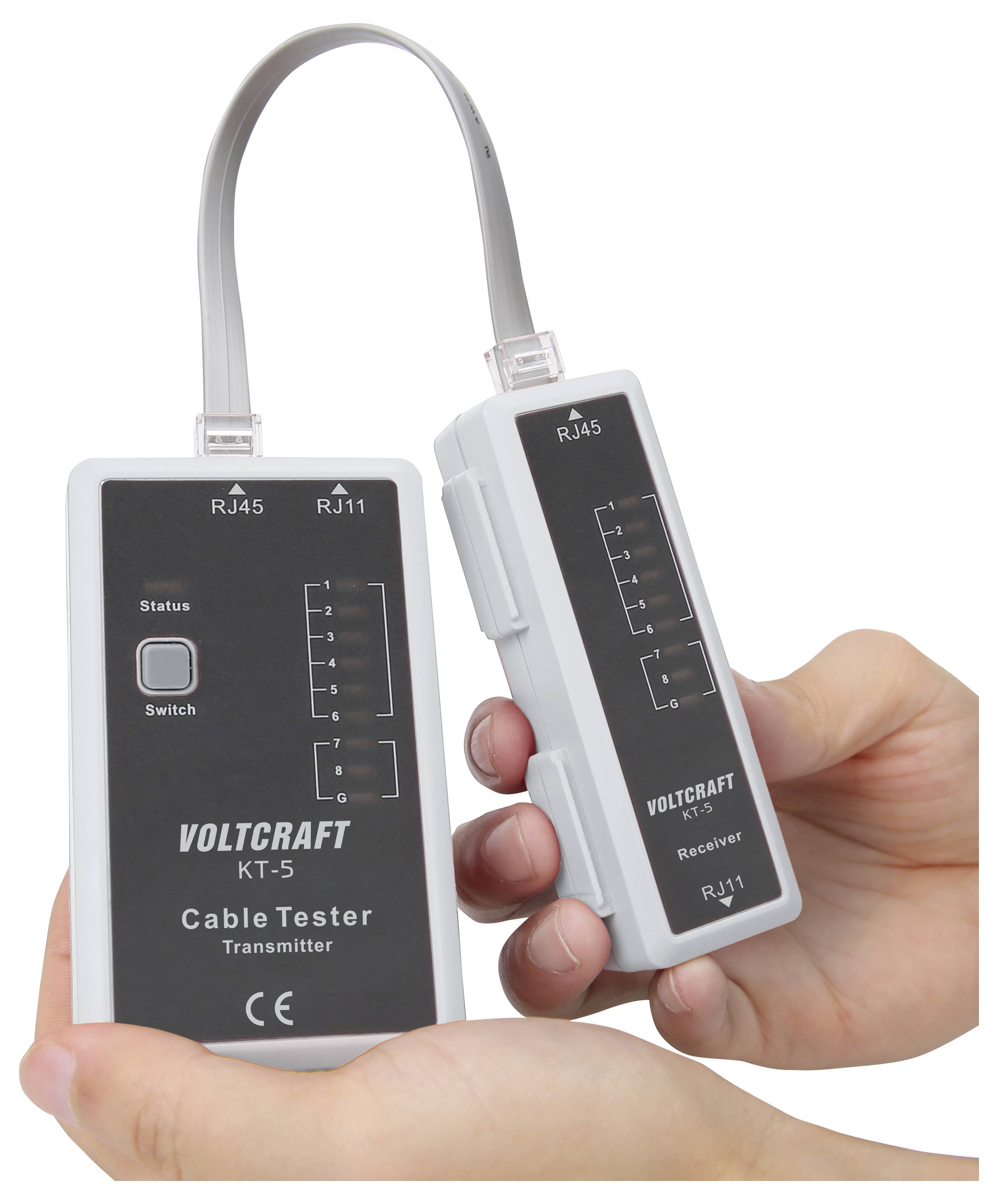 Ruke koje drže set VOLTCRAFT KT-5 za testiranje kabela, s jedinicama za slanje i primanje signala spojenim kratkim kablom.