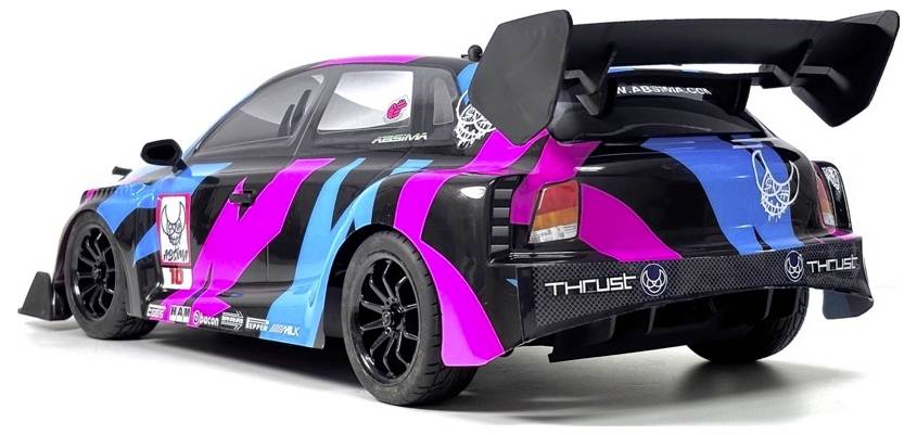 Modificirani crni sportski automobil sa jarkim ružičastim i plavim grafičkim elementima za trke, veliki stražnji spojler, prikazan u pogledu sa strane prema stražnjem dijelu na bijeloj pozadini.