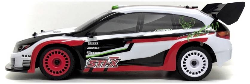 Pogled sa strane na bijelo-crno-crveni daljinski управљан automobil za utrke sa sjajnom crvenom prednjom gumom i bijelom stražnjom gumom, prikazan na običnoj pozadini.