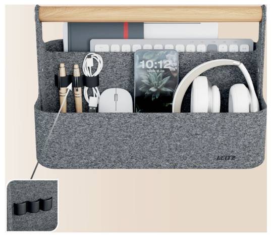 Siva vrećica za organizaciju stola od filca s drvenom ručkom koja drži tipkovnicu, miš, slušalice, telefon, tablet i slušalice na glavi; umetak pokazuje priložljiv nosač za šalicu.