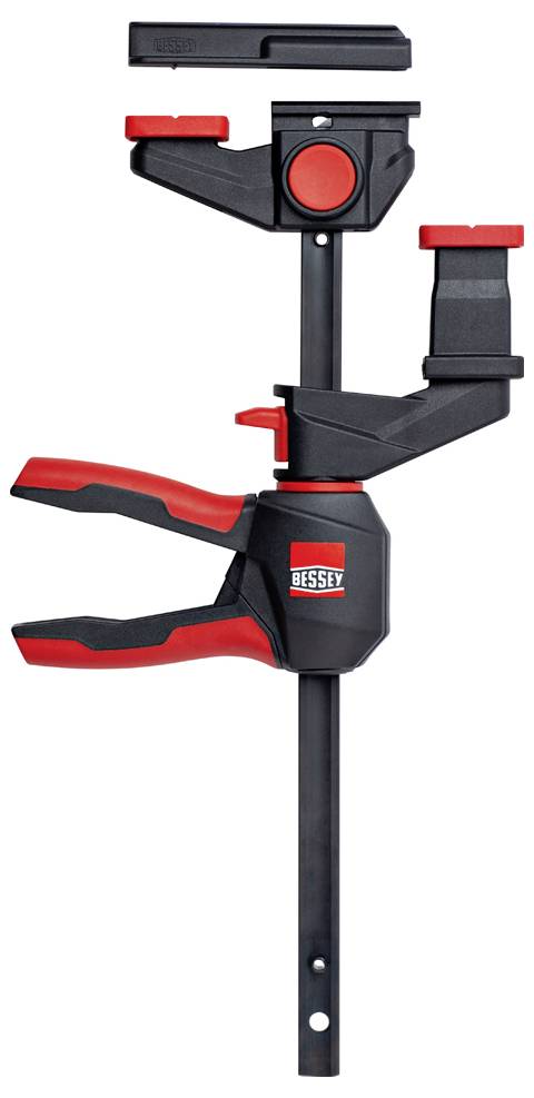 Crvena i crna upeta sa jednom rukom sa regulacijskim čeljustima, prikazana s razmakom kretanja dok se ručica upete brzo stegne.