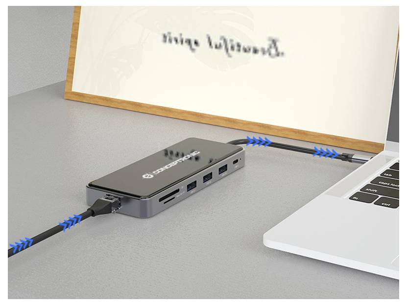 USB-C hub spojen između prijenosnog računala i drugog uređaja, prikazujući jedan kabel koji se grana u više portova za prijenos podataka i snage.