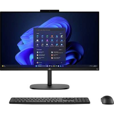 Postavka stolnog računala s monitorom koji prikazuje Windows 11 Start izbornik, plus tipkovnica i miš na bijeloj podlozi.