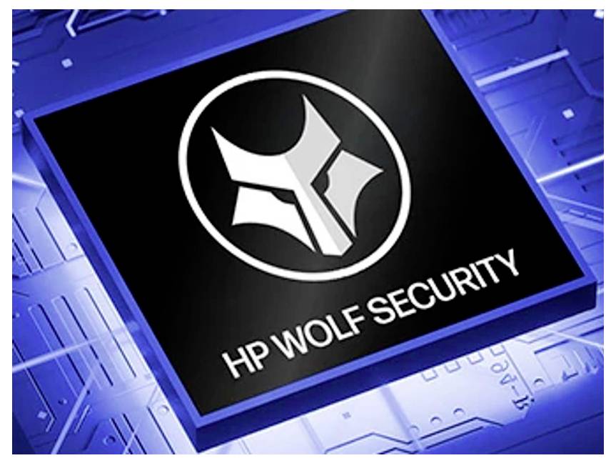 HP Wolf Security logotip na crnoj čipu iznad plave pozadine s printanom pločom, što predstavlja zaštitu kibernetske sigurnosti.