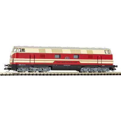 Pogled sa boka na crvenu i krem diesel lokomotivu Cargo Logistik Rail Service GmbH na bijeloj pozadini.