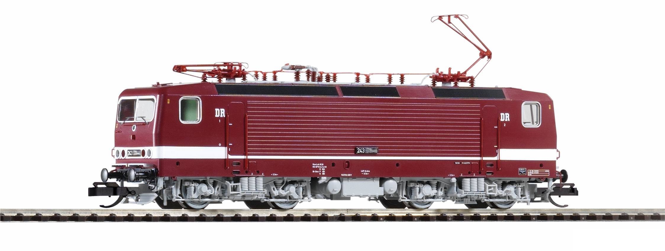 Bočni pogled crvene električne lokomotive na bijeloj pozadini, sa podignutim pantografom i vidljivim kotačima, prikazan u profilu.