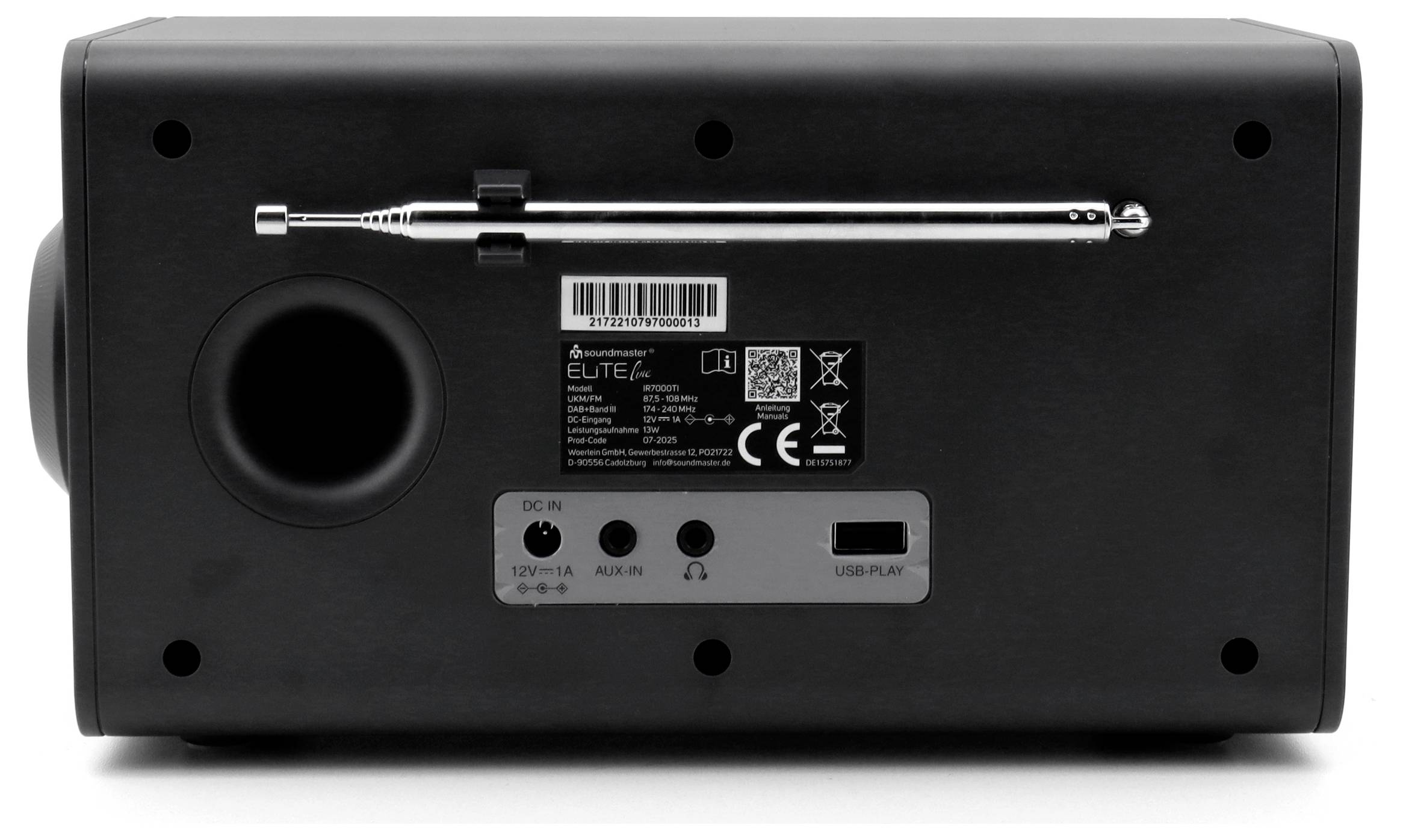 Stražnja strana prenosivog radija s teleskopskom antenom, otvorom zvučnika, etiketom s barkod kodom, priključcima za napajanje i audio ulaz te USB/MP3 priključkom.