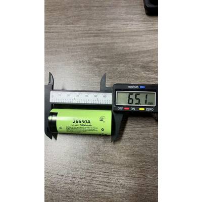 Digitalni šubler mjeri zelenu Li-ion bateriju 26650, pokazujući promjer od 65,1 mm.
