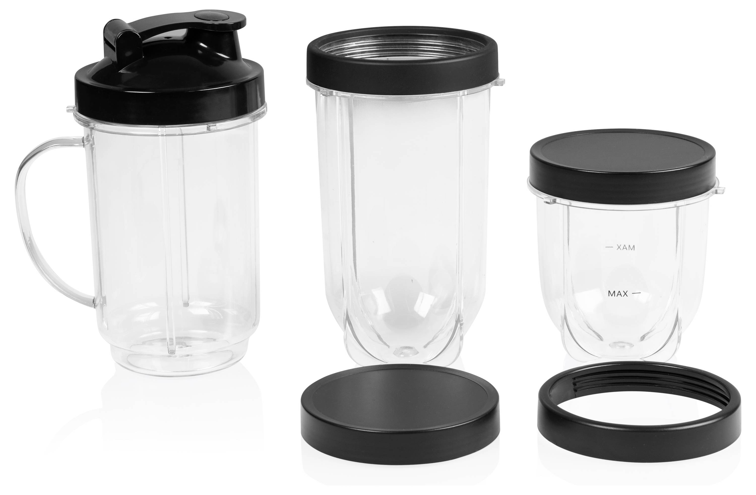 Tri prozirne posude za blender s crnim poklopcima i baznim prstenovima, prikazane u različitim veličinama i dijelovima na bijelijoj pozadini.