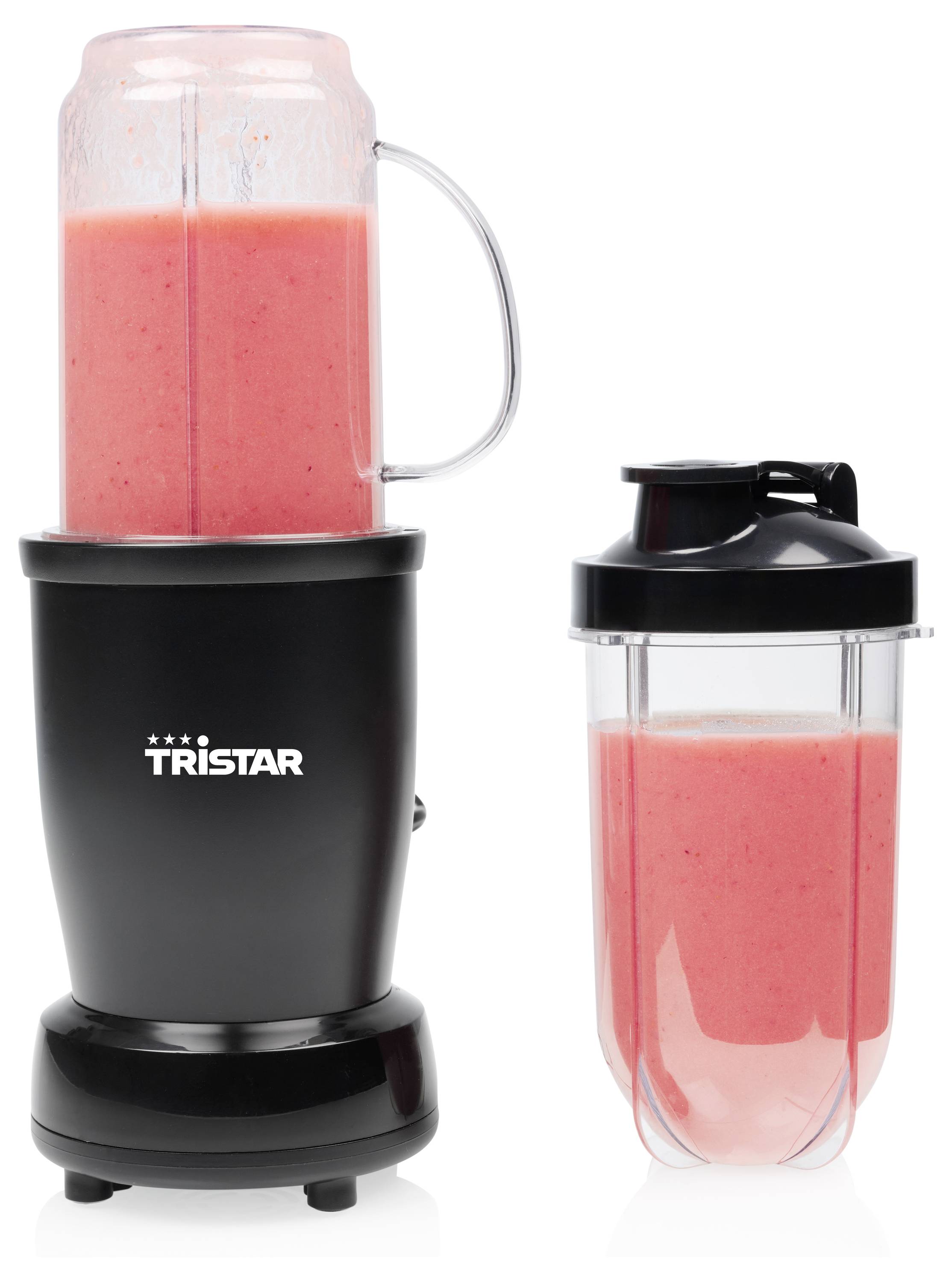 Dva Tristar osobna miksera s crvenim smoothieom u prozirnim čašama, jedan koji meša na crnoj bazi i jedna putna čaša s poklopcem.