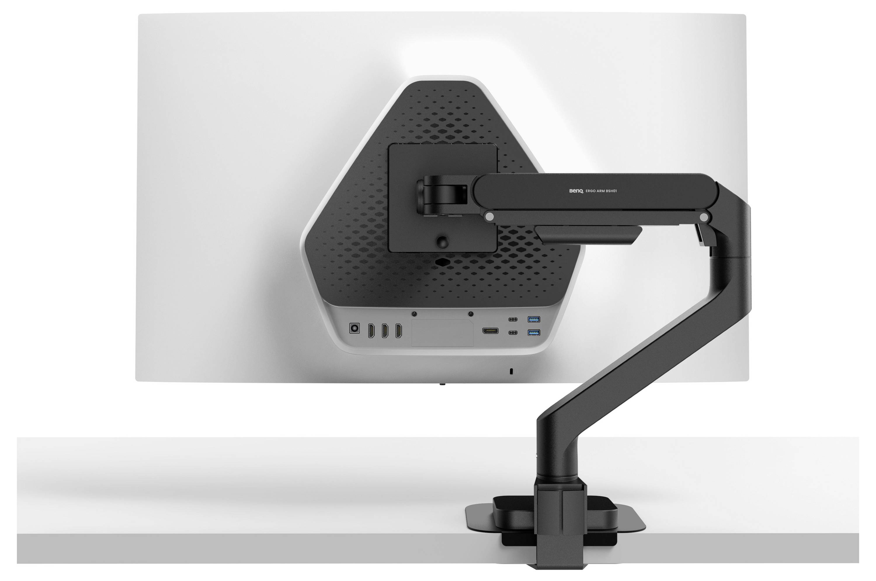 Pogled od straga na monitori s ravnim zaslonom montiranom na podesivoj desk arm ruci, prikazuje VESA nosač i priključke za kabele.