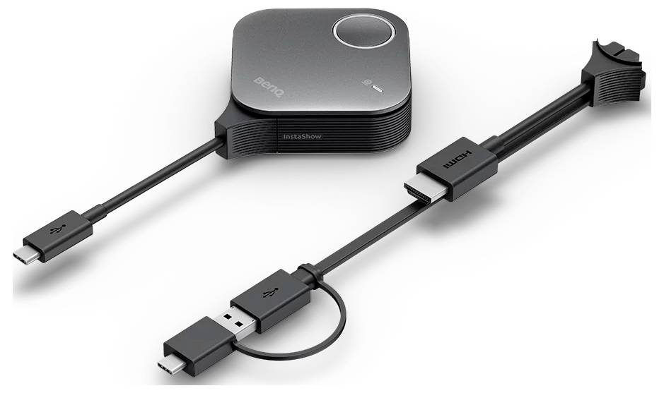 Kompaktan crni hub/priključni adapter s priloženim USB-C kabelom i HDMI kabelom, prikazan na bijeloj pozadini.