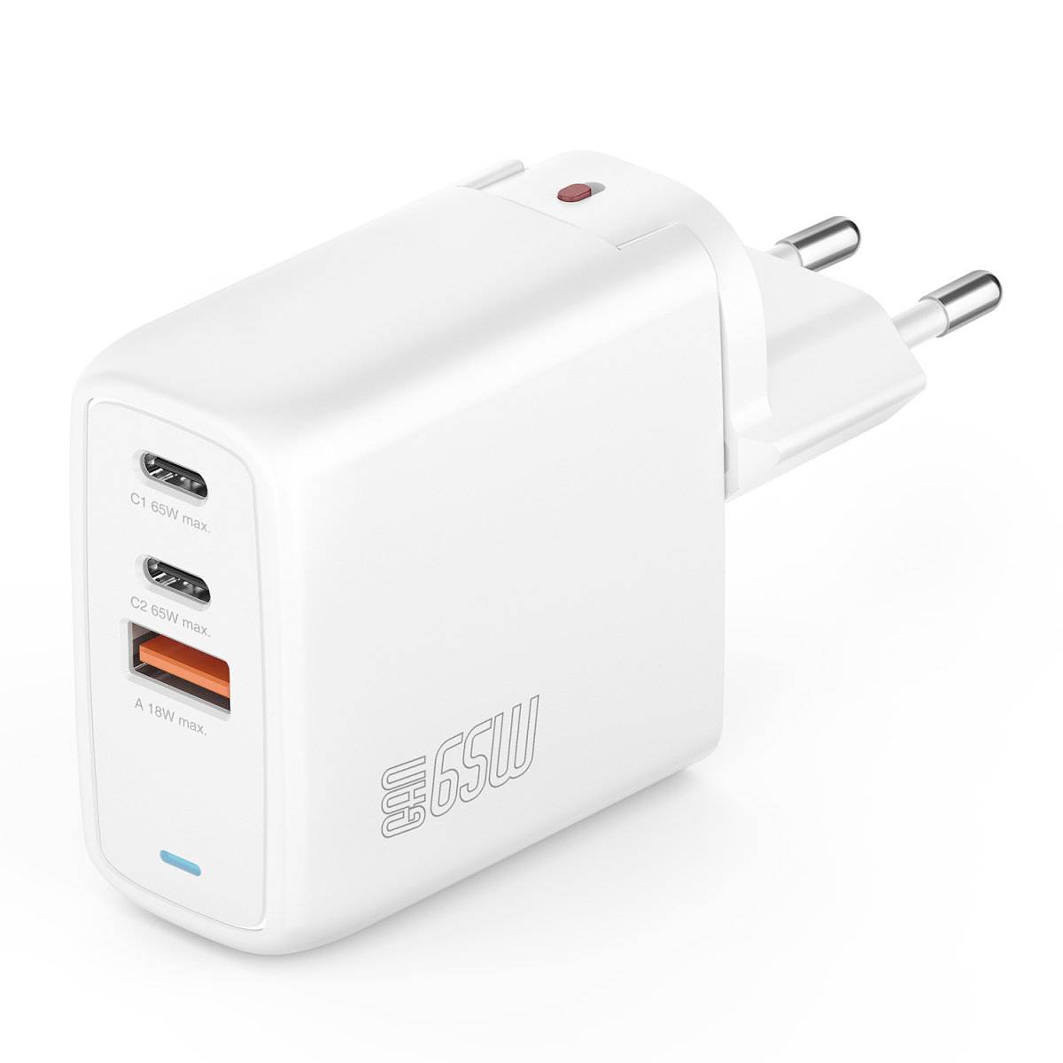 Bijeli USB mrežni punjač s dva USB-C priključka, jednim USB-A priključkom i europskim utikačima na bijeloj pozadini.