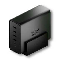 Kompaktan crni Native Union powerbank s četiri LED indikátora punjenja, prikazan u tročetvrtinskoj perspektivi na bijeloj pozadini.