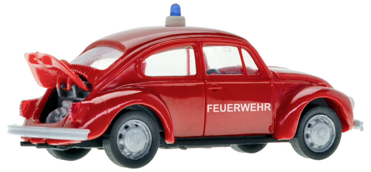 Crveni igračka vatrogasni automobil s plavim svjetlom na vrhu i otvorenim stražnjim vratima, označen s 'FEUERWEHR'.