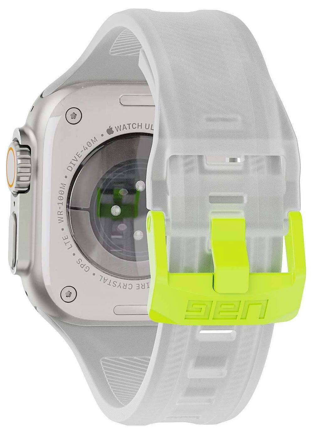 Apple Watch Ultra s prozirnom sivom sportskom trakom i sjajnom neonski žutom kopčom, prikazan sa stražnje/bočne strane na bijeloj pozadini.