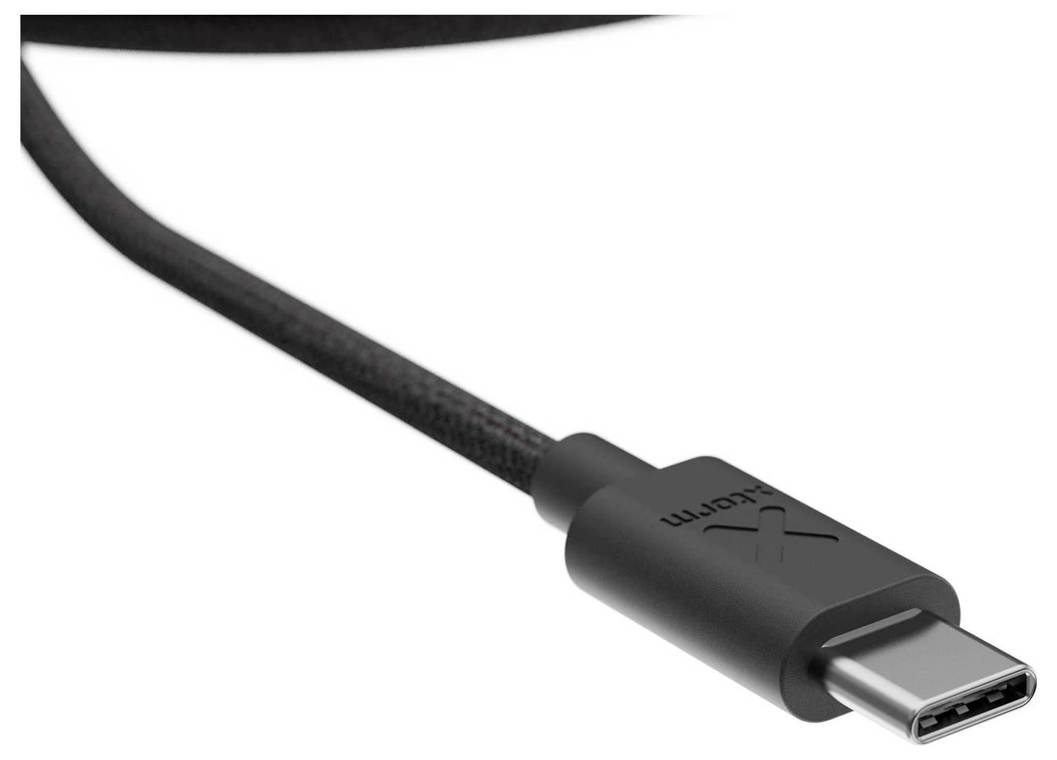 Detaljni snimak crnog USB-C konektora kabela na običnoj bijeloj pozadini.