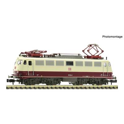 Pogled sa strane na sive i bijele električne lokomotive označene sa 'rail adventure' sa podignutim pantografom, prikazane kao fotomontaža.