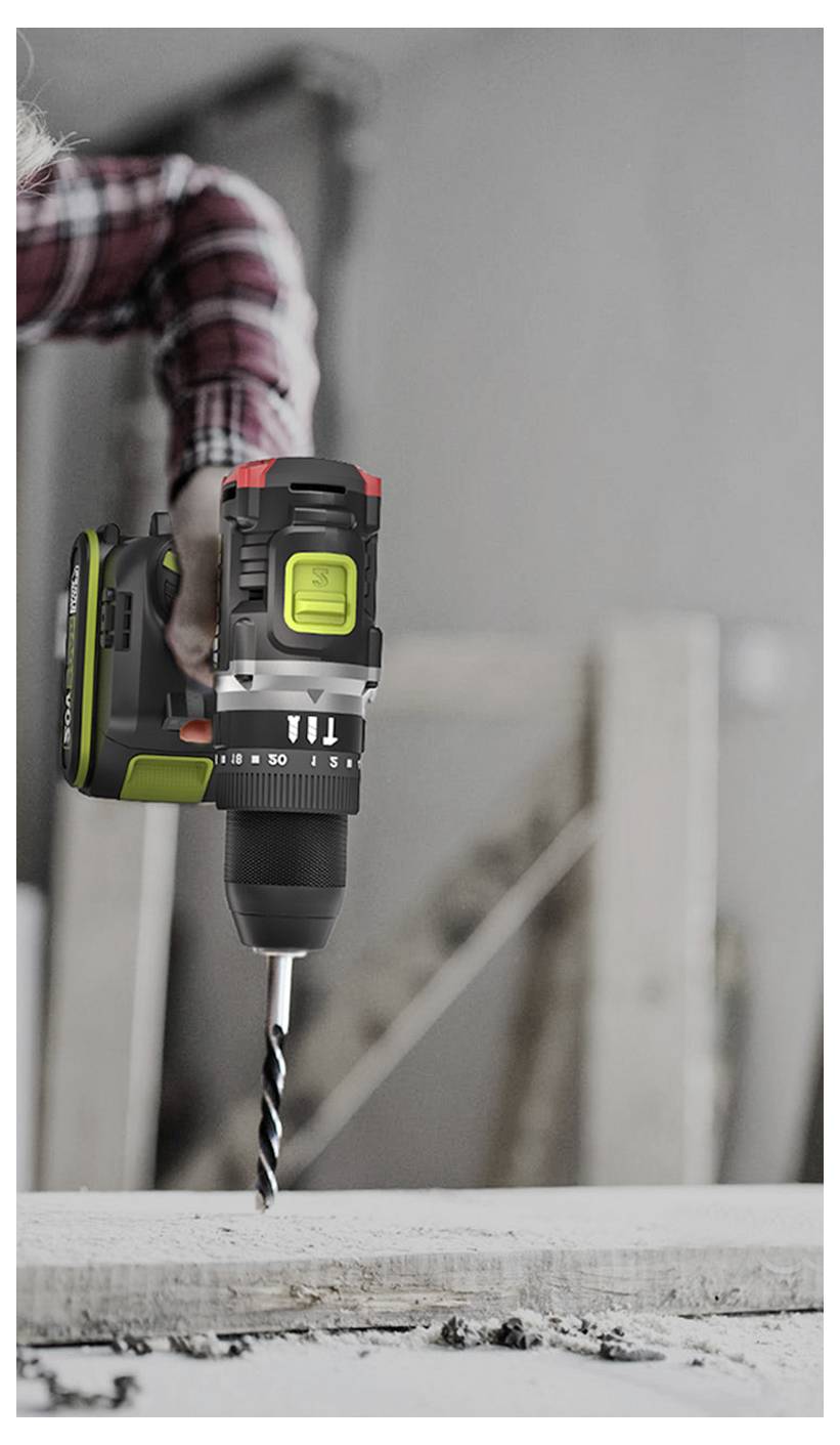 Osoba koristi bežičnu elektrnu bušilicu da izbušи rupu u drvenu dasku u zatvorenom prostoru.