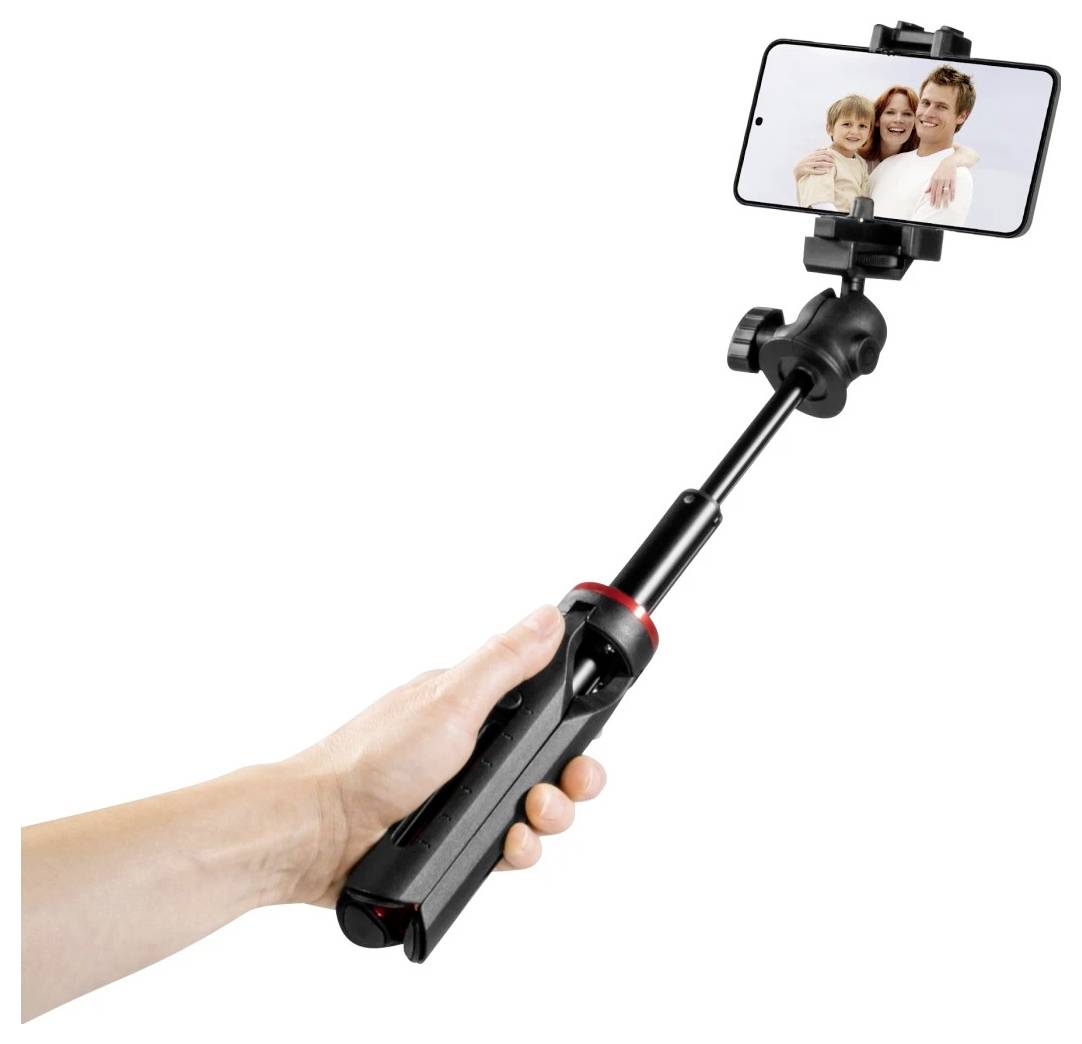 Ruka koja drži produljeni selfie štap sa pametnim telefonom montiranim na vrhu, prikazujući obiteljsku selfie fotografiju na ekranu telefona.