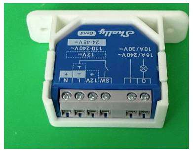 Moduli za električni prekidač plavo-bijele boje s vijčanim terminalima i tiskanim shemom žica, označeni za veze od 16A/240V i 10A/240V.