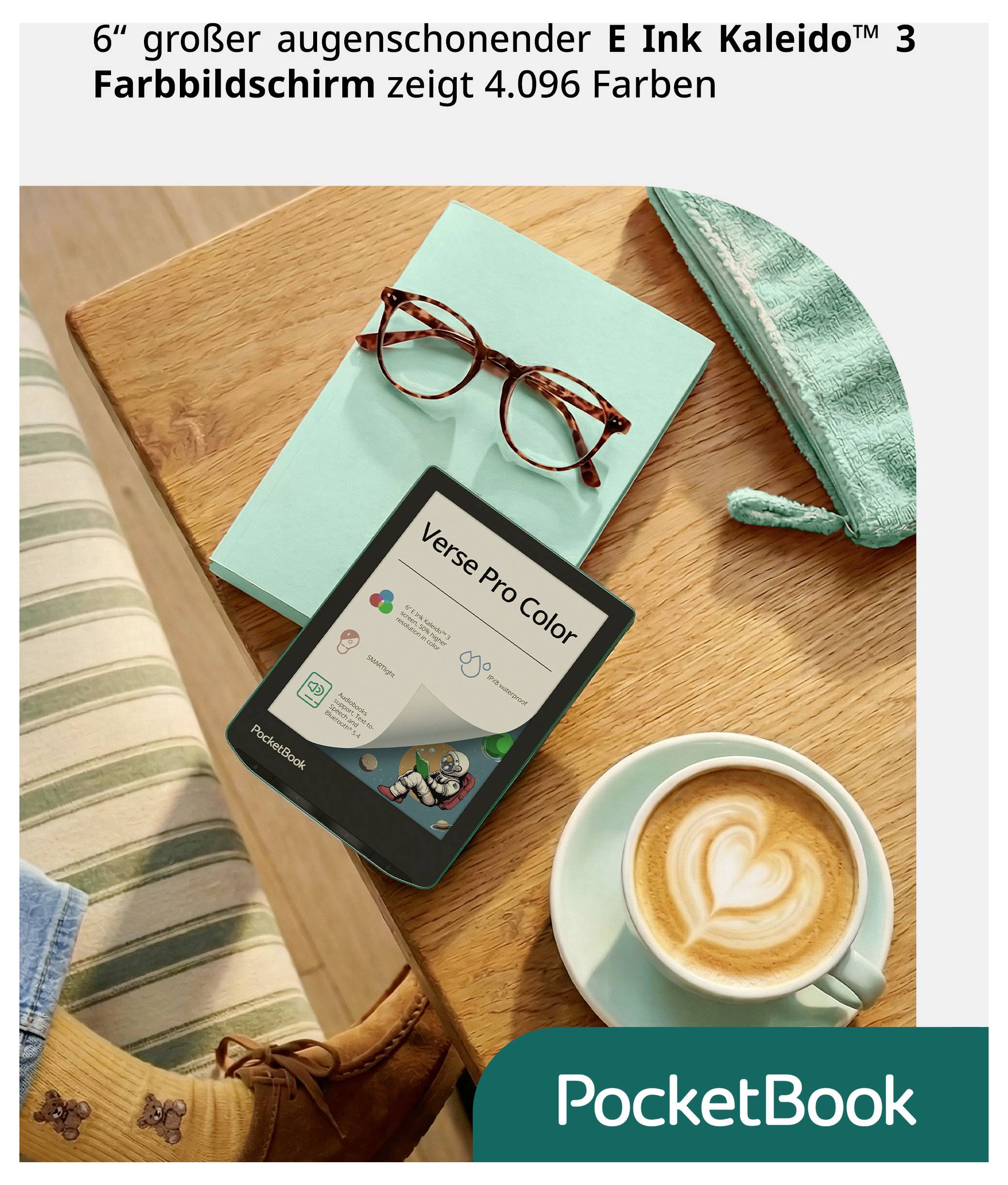 PocketBook Verse Pro Color e-čitač na drvenom stolu s naočalama, kavom, bilježnicom i čizmom; naslov glasi 6-inčni oči-prihvatljiv E Ink Kaleido 3 barvni zaslon prikazuje 4.096 boja.