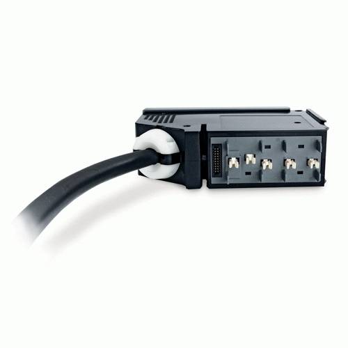 Crni električni blok za spajanje s debelog kabela koji ulazi s lijeve strane, prikazan na bijeloj pozadini.