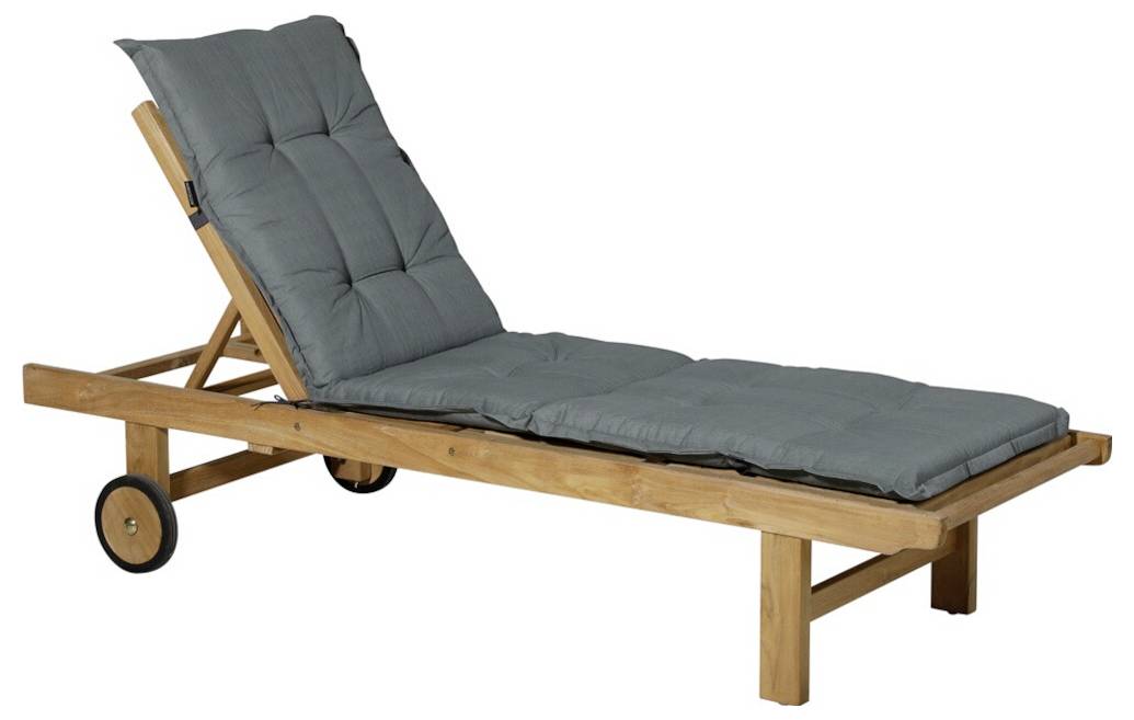 Drvena ležeća lounge fotelja sa sivim jastukom i kotačima, prikazana u bočnom pogledu na bijeloj pozadini.