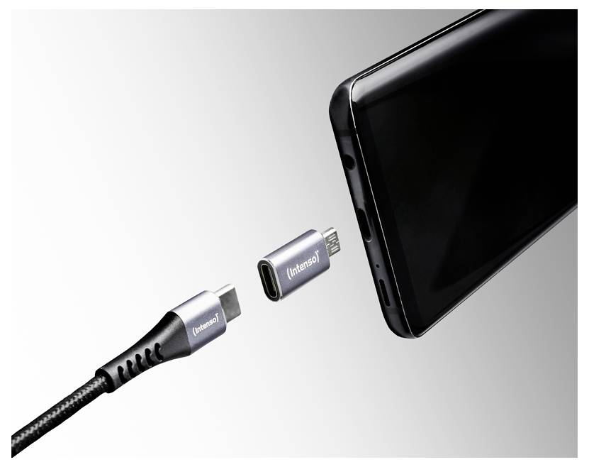 USB-C kabel i adapter prikazani se odvajaju od priključka za punjenje pametnog telefona